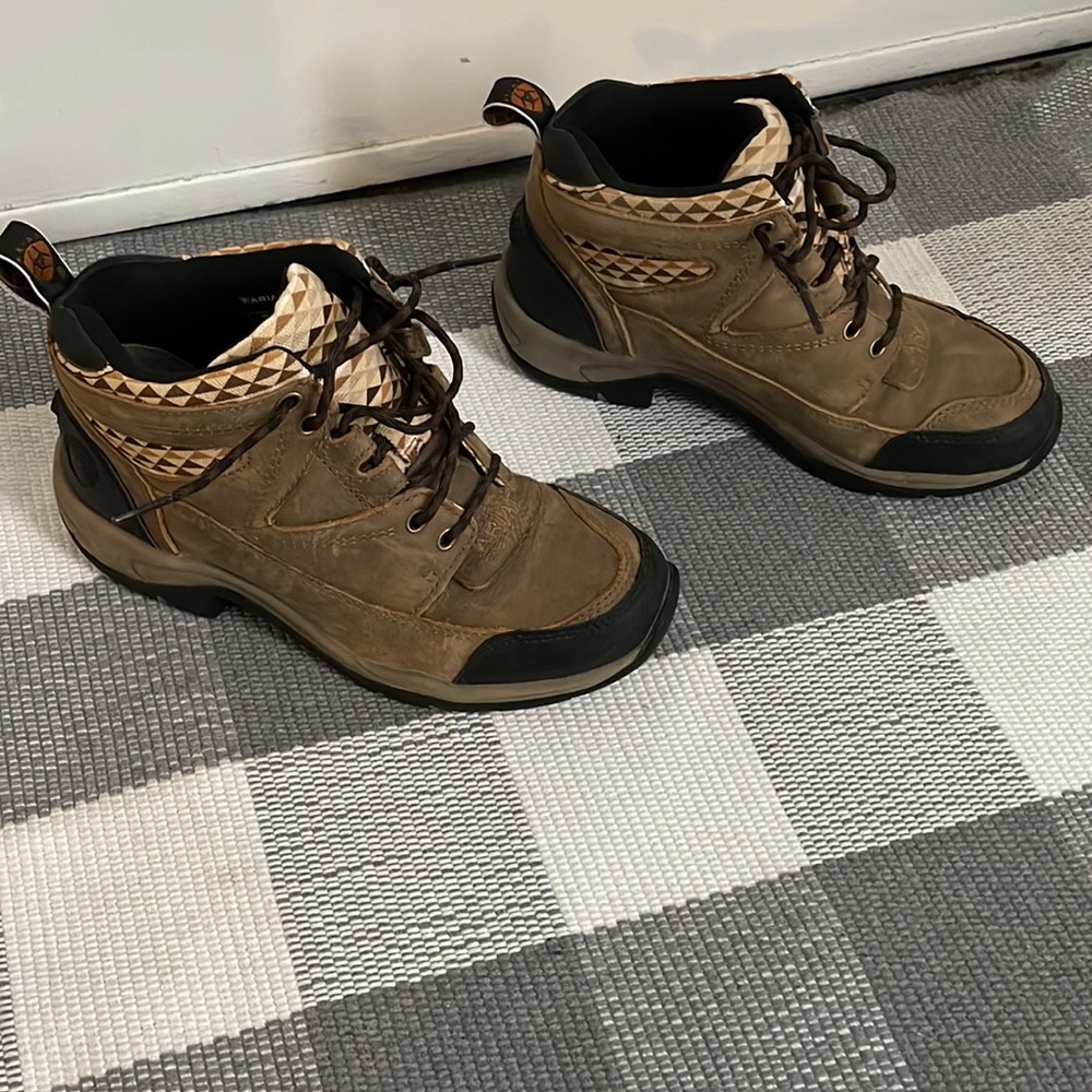 Arita hiking boots size 6.5B